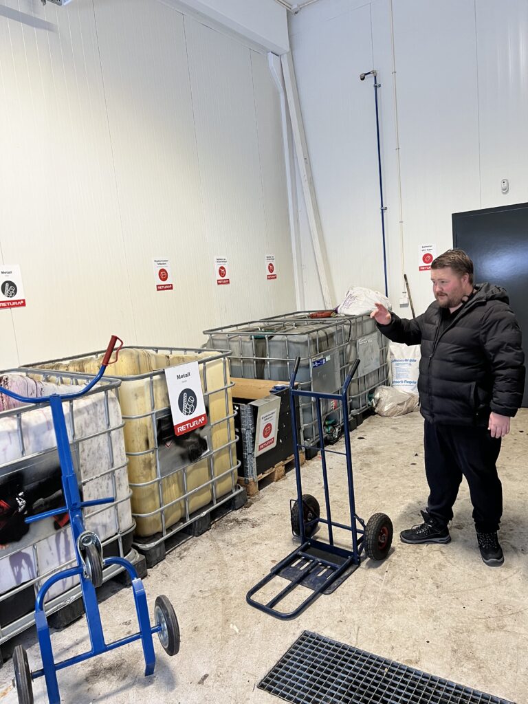 Håvard Ydse står foran resirkuleringsstasjon